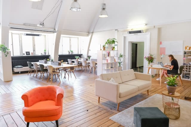 Furniture untuk coworking space pasca renovasi supaya lebih modern